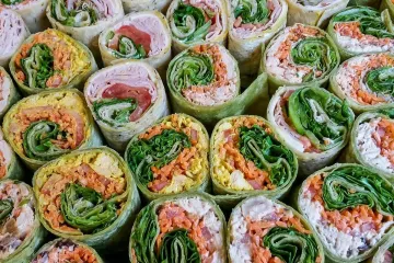 Tortillas de diferentes tipos con rellenos variados.