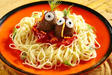 Pasta con salsa de tomate y albóndigas en forma de pájaro.