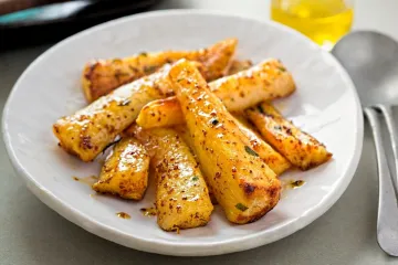 Un plato con chirivías glaseadas con miel y mostaza.