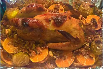 Detalle de una pintada, o gallina de Guinea, asada.