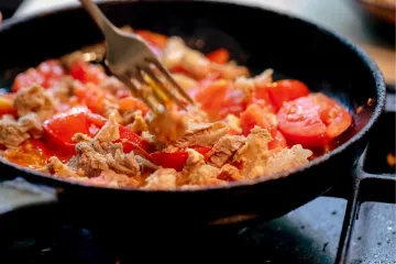 Carne de serpiente salteada con tomate.