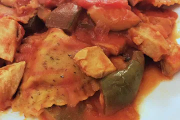 Detalle de la cazuela de bonito con pisto y ravioli.