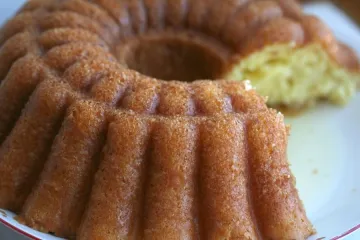 Bizcocho borracho horneado en un molde hondo de rosca.