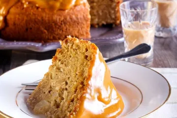 Bizcocho de harina integral con cobertura de caramelo.