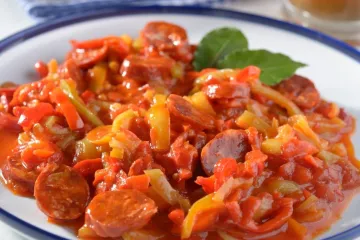 Un plato de lecsó con salchicha picante.