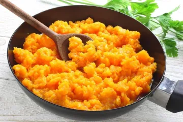 Una sartén con puré de zanahoria con naranja y comino.