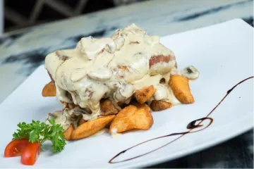 Solomillo de vaca al whisky con champiñones en un plato.