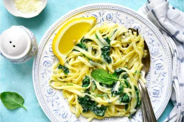 Pasta con espinacas tiernas, limón y queso rallado.