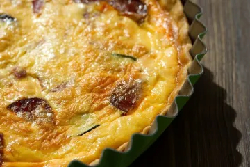 Tarta salada de salchicha, queso y pimiento.