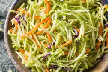 Ensalada de brócoli, zanahoria y lombarda (broccoli slaw)