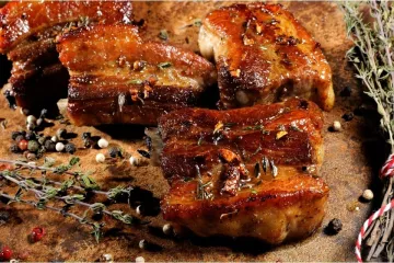 Costillas de cerdo aromatizadas con tomillo, pimienta, ajo y comino, ya fritas.