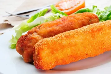 Detalle de flamenquines con ensalada.