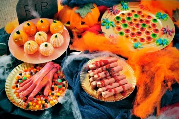 Mesa de halloween con platos terroríficos.