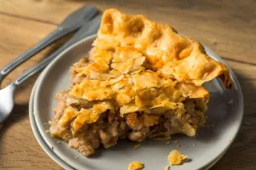 Un trozo de Qubec tourtière en un plato.