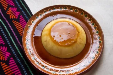 Flan mexicano sobre una fuente de barro.