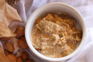 Cardo en salsa blanca con nueces y almendras.
