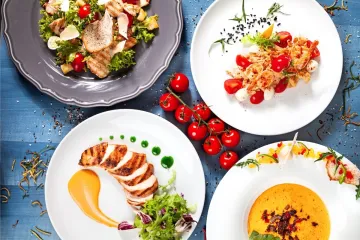 Platos de la cocina europea sobre una mesa.