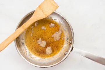 Mantequilla tostada en un cazo.