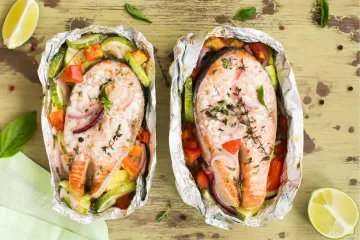 Dos rodajas de salmóny verduras en papillote.