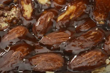 Detalle de guirlache con almendras.