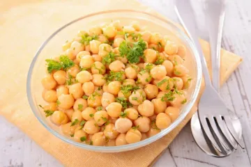 Un cuenco con garbanzos a la vinagreta.