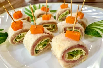 Rollitos de jamón y queso.