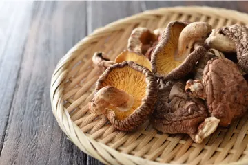 Setas chinas, o shiitake, en una cesta de paja.