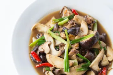 Setas chinas, o shiitakes, salteadas.