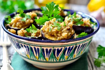 Berenjenas fritas con aillade, o salsa de ajo y nueces.