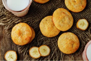 Galletas de plátano sobre un fondo de madera.