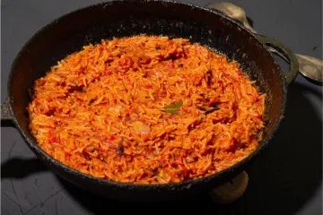 Arroz jollof en una sartén.