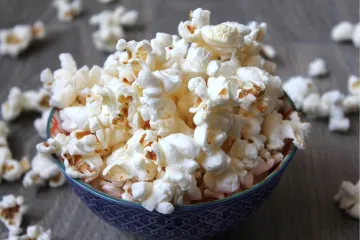Un cuenco con palomitas de maíz.