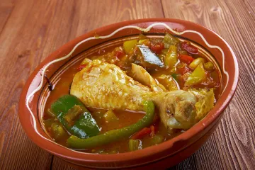 Muamba de galinha, un guiso de pollo típico de Angola.