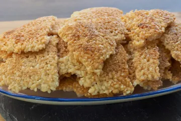 Nurungji, arroz tostado coreano, ya partido en trozos y listo para servir.