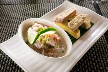 Ensalada oka, similar a kokoda, con varitas de taro.