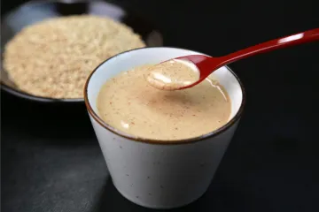Un recipiente con salsa de séssamo japonesa.