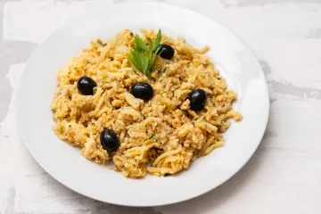 Un plato de bacalhau à brás, con bacalo salado desmenuzado