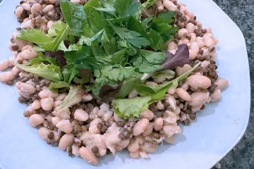 Ensalada de lebumbres en un plato.