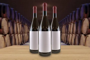 Botellas de vino con etiquetas en blanco.