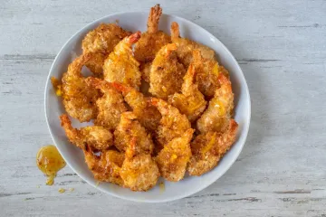 Gambas rebozadas con coco fritas.