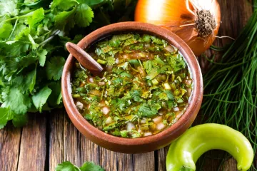 Un cuenco con pebre recién hecho.