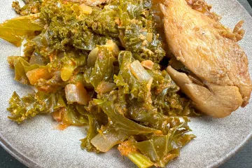 Ifisashi con pechuga de pollo a la plancha.