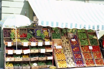 Tienda o mercado uruguayo con comida en la calle.