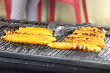Boli nigeriano, plátano asado a la parrilla.