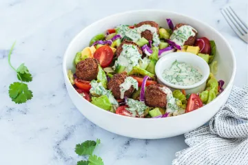 Ensalada con falafel y aliño de tahini.
