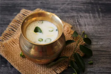 sambaram, una bebida fría y especiada hecha con suero de leche.