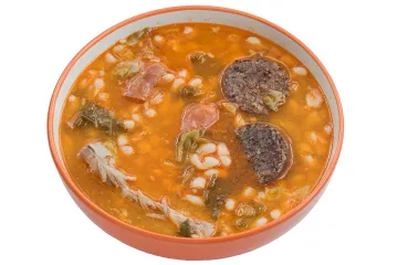 Una cazuela de barro con cocido montañés.
