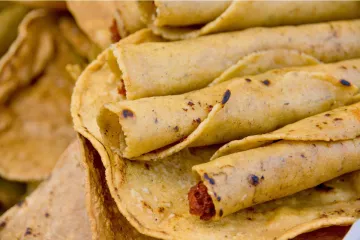 Tacos enrollados típicos de la cocina guatemalteca.