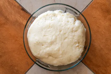 Una porción de ugali en un bol transparente.
