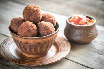 Albóndigas mexicanas y salsa fresca.